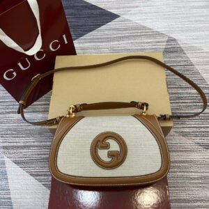 p700. (With complete packaging)‼ ️【New Style】The G brand logo will be reinterpreted through different techniques every season. Newly designed double G pattern, bold and eye-catching style. This bag has handles and can be worn cross-body. The classic material is given a modern flavor, and it is equipped with imported cowhide matching polished hardware, with clear lines and delicate texture.
Model: 815714.
Dimensions: 27 (length) x 17 (height) x 7cm (thickness)
Color: canvas brown leather original leather.