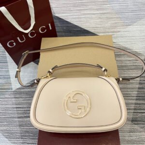 p870. [With complete packaging]‼ ️GG Blondie series medium handbag
The new handbags in the Gucci Blondie series are decorated with the classic logo of the brand series that debuted in the early 1970s, cleverly combining heritage charm and contemporary style, and excellently interpreting the brand's classic design and modern essence.这款中号手提包甄选米色和深棕色Original GG帆布打造，配有可拆卸可调节皮革肩带。
Model: 815719.
Dimensions: 32 (length) x 17 (height) x 10cm (thickness)
Color: New light pink original leather.