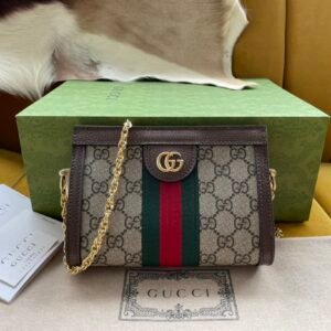 p680
[Special grade original leather]
The Ophidia series continues to grow and welcome new members - the mini handbag 602676 can only hold a 16.2cm mobile phone. The series' consistent crisp shape has been reinterpreted into a small and exquisite shoulder bag, embellished with the series' classic logo details. The Boundless Overture series draws inspiration from retro styles and uses unique size designs to bring mini design back to the forefront of fashion! Size: 19146cm [with original packaging]
p280