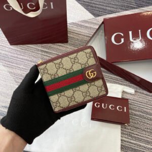 p220. [Comes with complete packaging] The Ophidia series dazzles with novel silhouettes and practical functional designs. It is expertly interpreted in the iconic beige and anchor red colors to create soft accessories. This wallet is one of its masterpieces.
Model: 838653.
Dimensions: 11x9x2.5cm.