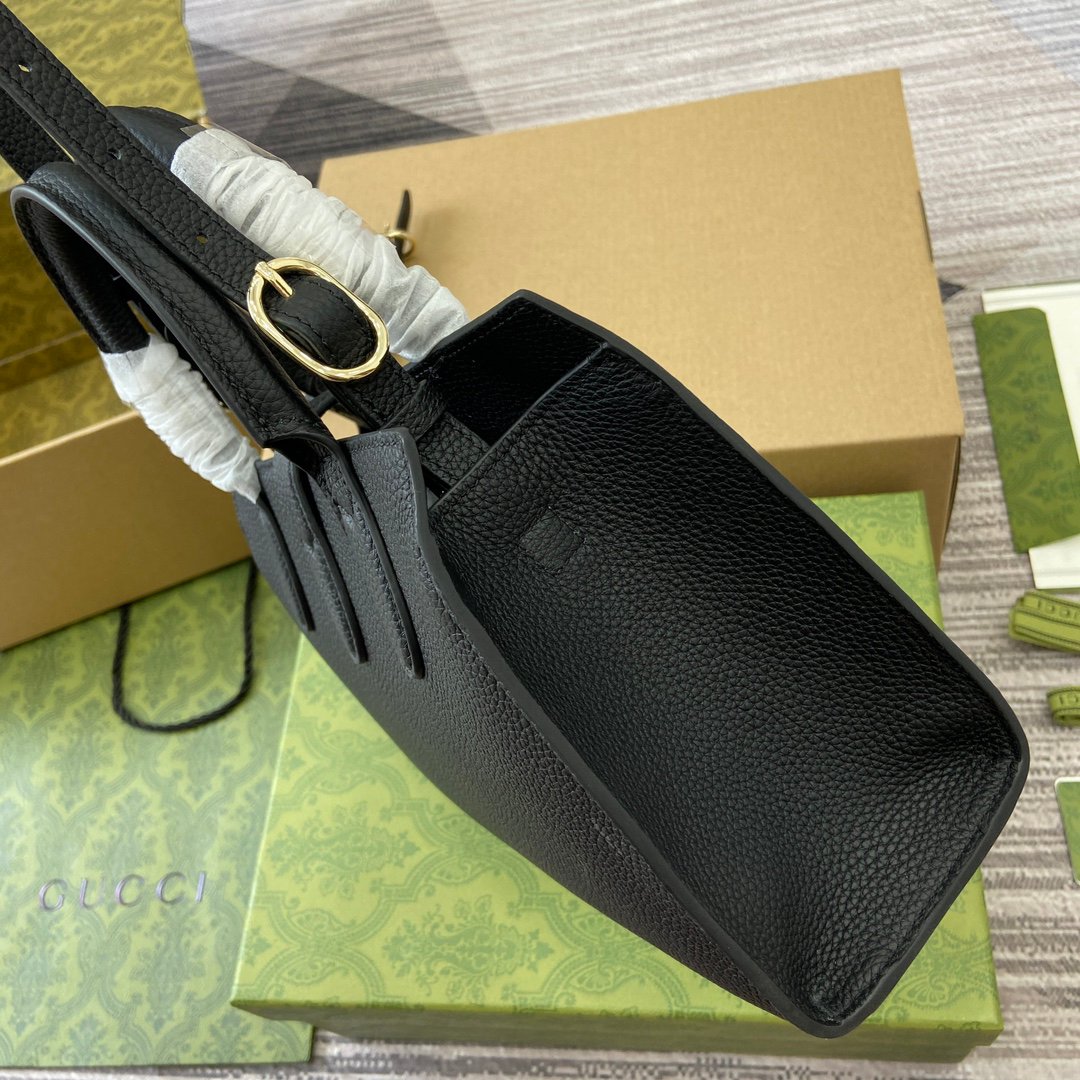 p620. (With complete packaging)‼ ️Jaie series small tote bag
The Jaie series launches a new small tote bag, which is a charming interpretation of elegance and exquisite style. This piece is made of high-quality black Rosso Ancora leather with a unique natural grain pattern. Featuring a removable and adjustable shoulder strap, top handles and classic hook closure, this bag easily holds your daily essentials and is suitable for any occasion.
Model: 795349.
Dimensions: 24(width) x 17.5(h) x 8.5cm(d)
Color: black original leather. - Image 3