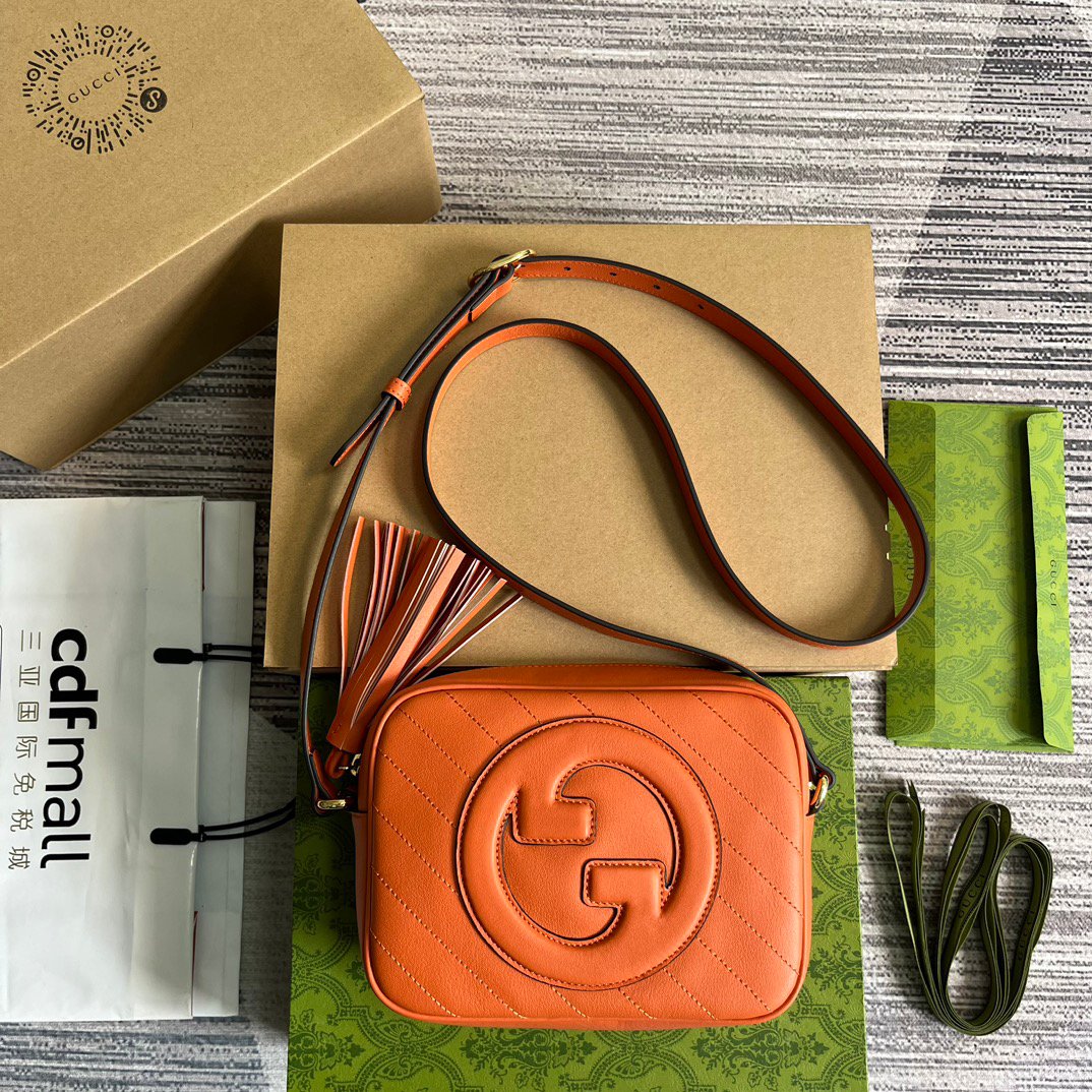 p500. (With complete packaging)‼ ️ The Blondie series small shoulder bag is an ingenious interpretation of the Blondie series with its circular interlocking style derived from the brand’s archive design. Classic items such as this Blondie series shoulder bag and crossbody bag are decorated with exquisite leather patch details, reinterpreting the brand's heritage. Black leather, available as a select item with Authenticity Tag, round interlocking leather patch, side fringe details, shoulder strap (54.5cm high) zip closure.
Model: 742360.
Dimensions: 21 (width) x 15.5 (height) x 5cm (depth)
Color: orange.