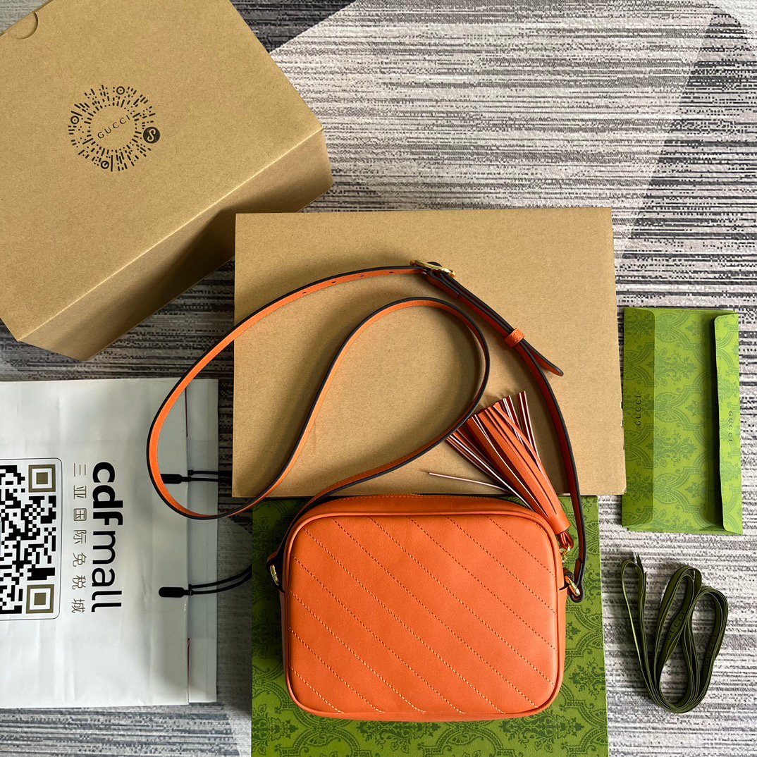 p500. (With complete packaging)‼ ️ The Blondie series small shoulder bag is an ingenious interpretation of the Blondie series with its circular interlocking style derived from the brand’s archive design. Classic items such as this Blondie series shoulder bag and crossbody bag are decorated with exquisite leather patch details, reinterpreting the brand's heritage. Black leather, available as a select item with Authenticity Tag, round interlocking leather patch, side fringe details, shoulder strap (54.5cm high) zip closure.
Model: 742360.
Dimensions: 21 (width) x 15.5 (height) x 5cm (depth)
Color: orange. - Image 2