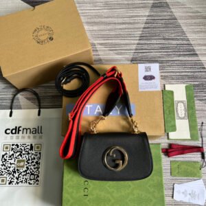 p690. [With full set of green packaging]‼ ️Details of how to carry an armpit bag (with full hardware chain) Gucci Blondie interlocking presbyopia (original leather presbyopia style) I fell in love with it at first sight. I have been waiting for this new model for a long time!! I personally like it very much. Second-hand bags have always been my favorite 🍠It is super popular now, mainly because it is so beautiful! It’s really great to get it. The hardware and leather texture are very heavy. It comes with two interchangeable shoulder straps. You can change it anytime and anywhere. It can be worn as an armpit bag or cross-body. Depending on the mood, I can switch between the two carrying methods. I think it is very retro, fashionable and fascinating! Among the many styles recently, this is the only item that makes me excited.
Model: 698643.
Size: 22*13*5.5cm.
Color: Black full leather.