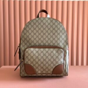 p690. 💋💋💋【With full set of original green gift bags】💕The new GG Emblem series of men’s travel items reinterpret the brand’s timeless elegance and exquisite craftsmanship. Crafted from new black coated fabric with GG monogram pattern, this bag has an internal multifunctional pocket and an external D-ring for hanging.
Black new GG monogram pattern coated fabric
Black leather trim
Cotton lining
padded back
Interior: 1 padded notebook compartment, 1 pencil pocket and 1 zip pocket
External: 1 zippered front pocket and 1 D-ring
Zipper closure
Model: 821159.
Dimensions: 31cm (width) x 41cm (height) x 18cm (depth)
Weight: about 1.45kg
Color: Brown original PVC leather.
Made in Italy