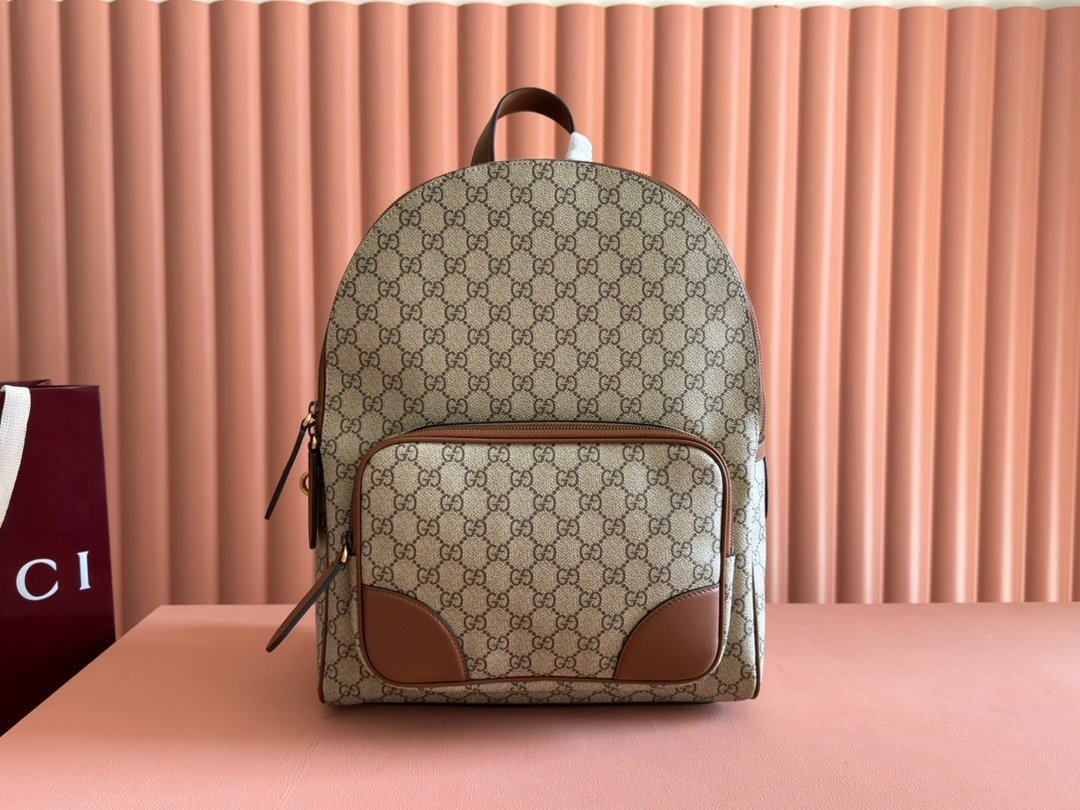 p690. 💋💋💋【With full set of original green gift bags】💕The new GG Emblem series of men’s travel items reinterpret the brand’s timeless elegance and exquisite craftsmanship. Crafted from new black coated fabric with GG monogram pattern, this bag has an internal multifunctional pocket and an external D-ring for hanging.
Black new GG monogram pattern coated fabric
Black leather trim
Cotton lining
padded back
Interior: 1 padded notebook compartment, 1 pencil pocket and 1 zip pocket
External: 1 zippered front pocket and 1 D-ring
Zipper closure
Model: 821159.
Dimensions: 31cm (width) x 41cm (height) x 18cm (depth)
Weight: about 1.45kg
Color: Brown original PVC leather.
Made in Italy