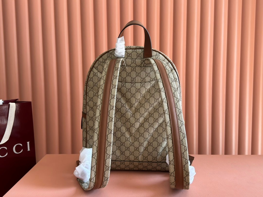 p690. 💋💋💋【With full set of original green gift bags】💕The new GG Emblem series of men’s travel items reinterpret the brand’s timeless elegance and exquisite craftsmanship. Crafted from new black coated fabric with GG monogram pattern, this bag has an internal multifunctional pocket and an external D-ring for hanging.
Black new GG monogram pattern coated fabric
Black leather trim
Cotton lining
padded back
Interior: 1 padded notebook compartment, 1 pencil pocket and 1 zip pocket
External: 1 zippered front pocket and 1 D-ring
Zipper closure
Model: 821159.
Dimensions: 31cm (width) x 41cm (height) x 18cm (depth)
Weight: about 1.45kg
Color: Brown original PVC leather.
Made in Italy - Image 2