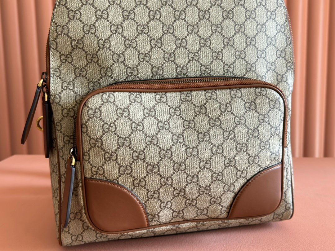 p690. 💋💋💋【With full set of original green gift bags】💕The new GG Emblem series of men’s travel items reinterpret the brand’s timeless elegance and exquisite craftsmanship. Crafted from new black coated fabric with GG monogram pattern, this bag has an internal multifunctional pocket and an external D-ring for hanging.
Black new GG monogram pattern coated fabric
Black leather trim
Cotton lining
padded back
Interior: 1 padded notebook compartment, 1 pencil pocket and 1 zip pocket
External: 1 zippered front pocket and 1 D-ring
Zipper closure
Model: 821159.
Dimensions: 31cm (width) x 41cm (height) x 18cm (depth)
Weight: about 1.45kg
Color: Brown original PVC leather.
Made in Italy - Image 5