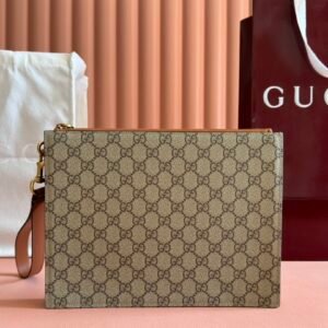 p320. 💋💋💋【Comes with a full set of packaging】The GG Emblem series reinterprets classic patterns with creative design and innovative functions, creating a treasured choice for years to come. Crafted from a new GG monogram fabric in beige and dark brown, this full-zip wallet is a new interpretation of the new accessories collection. Features six card compartments
New GG monogram coated fabric in beige and dark brown
Brown leather trim
Interior: Six card compartments, detachable wrist strap, zipper closure
Model: 821155.
Dimensions: 28cm (width) x 22cm (height) x 3.5cm (thickness)
Weight: about 387 grams
Color: Brown original PVC leather.
Made in Italy