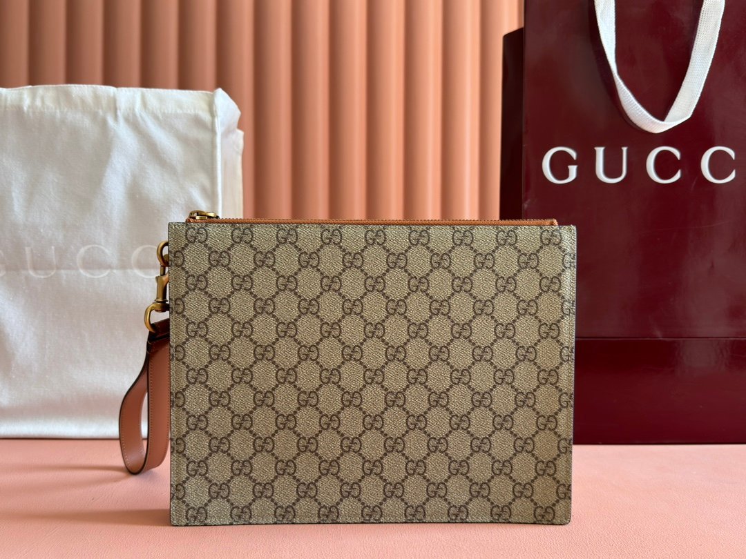 p320. 💋💋💋【Comes with a full set of packaging】The GG Emblem series reinterprets classic patterns with creative design and innovative functions, creating a treasured choice for years to come. Crafted from a new GG monogram fabric in beige and dark brown, this full-zip wallet is a new interpretation of the new accessories collection. Features six card compartments
New GG monogram coated fabric in beige and dark brown
Brown leather trim
Interior: Six card compartments, detachable wrist strap, zipper closure
Model: 821155.
Dimensions: 28cm (width) x 22cm (height) x 3.5cm (thickness)
Weight: about 387 grams
Color: Brown original PVC leather.
Made in Italy