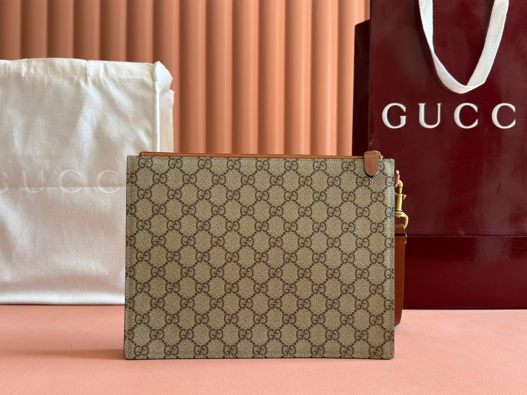 p320. 💋💋💋【Comes with a full set of packaging】The GG Emblem series reinterprets classic patterns with creative design and innovative functions, creating a treasured choice for years to come. Crafted from a new GG monogram fabric in beige and dark brown, this full-zip wallet is a new interpretation of the new accessories collection. Features six card compartments
New GG monogram coated fabric in beige and dark brown
Brown leather trim
Interior: Six card compartments, detachable wrist strap, zipper closure
Model: 821155.
Dimensions: 28cm (width) x 22cm (height) x 3.5cm (thickness)
Weight: about 387 grams
Color: Brown original PVC leather.
Made in Italy - Image 2