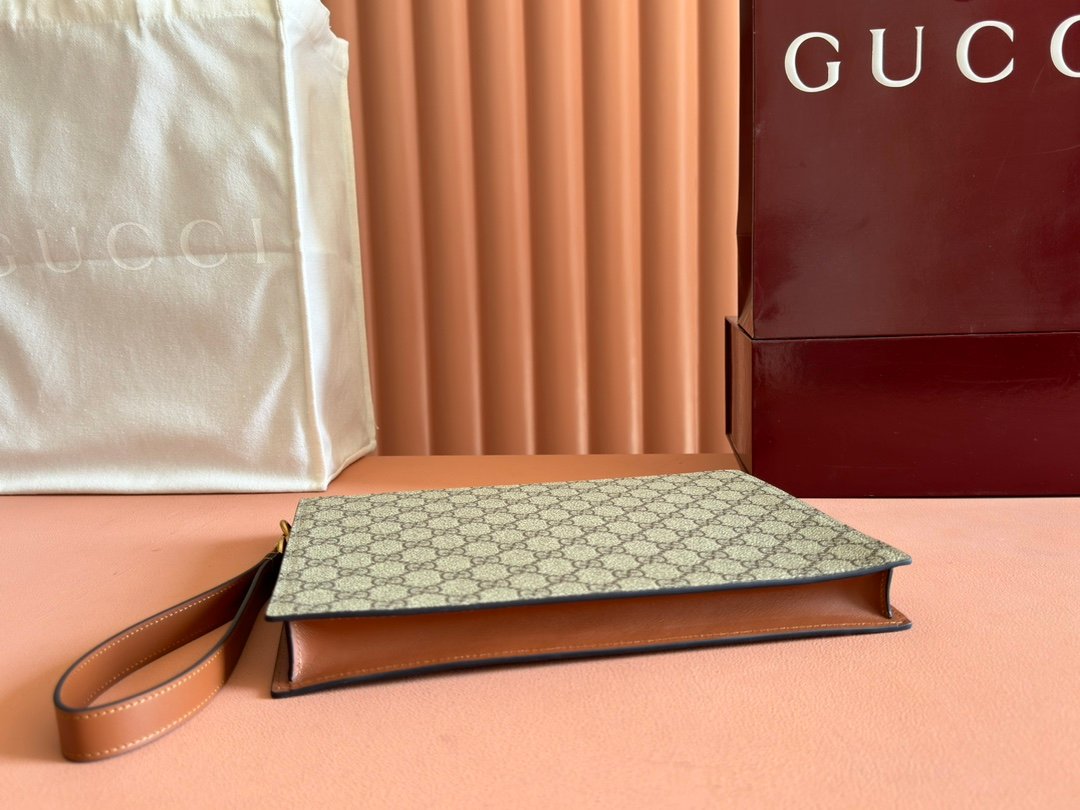 p320. 💋💋💋【Comes with a full set of packaging】The GG Emblem series reinterprets classic patterns with creative design and innovative functions, creating a treasured choice for years to come. Crafted from a new GG monogram fabric in beige and dark brown, this full-zip wallet is a new interpretation of the new accessories collection. Features six card compartments
New GG monogram coated fabric in beige and dark brown
Brown leather trim
Interior: Six card compartments, detachable wrist strap, zipper closure
Model: 821155.
Dimensions: 28cm (width) x 22cm (height) x 3.5cm (thickness)
Weight: about 387 grams
Color: Brown original PVC leather.
Made in Italy - Image 4