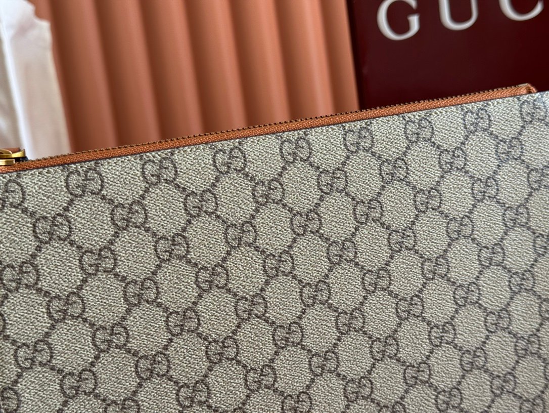 p320. 💋💋💋【Comes with a full set of packaging】The GG Emblem series reinterprets classic patterns with creative design and innovative functions, creating a treasured choice for years to come. Crafted from a new GG monogram fabric in beige and dark brown, this full-zip wallet is a new interpretation of the new accessories collection. Features six card compartments
New GG monogram coated fabric in beige and dark brown
Brown leather trim
Interior: Six card compartments, detachable wrist strap, zipper closure
Model: 821155.
Dimensions: 28cm (width) x 22cm (height) x 3.5cm (thickness)
Weight: about 387 grams
Color: Brown original PVC leather.
Made in Italy - Image 5