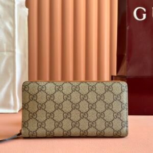 p240. 💋💋💋【Comes with a full set of packaging】The GG Emblem series reinterprets classic patterns with creative design and innovative functions, creating a treasured choice for years to come. This full-zip wallet is crafted from black fabric with a new GG monogram pattern, a new interpretation of the new accessories series. Featuring 12 card compartments and other multifunctional compartments.
Black new GG monogram pattern coated fabric
Black leather trim
Interior: Twelve card compartments, three bill compartments and a zippered coin pocket
Zipper closure
Model: 821207.
19cm (width) x 10.5cm (height) x 2.5cm (thickness)
Weight: about 230 grams
Color: Brown original leather.
Made in Italy