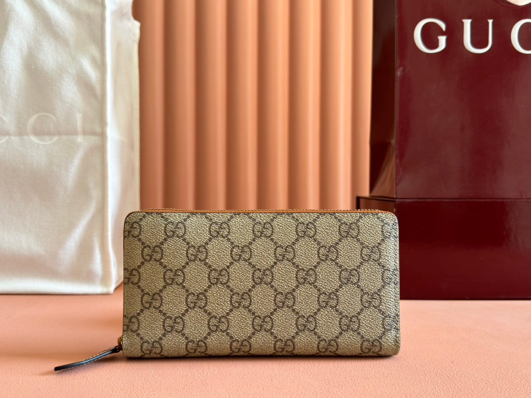 p240. 💋💋💋【Comes with a full set of packaging】The GG Emblem series reinterprets classic patterns with creative design and innovative functions, creating a treasured choice for years to come. This full-zip wallet is crafted from black fabric with a new GG monogram pattern, a new interpretation of the new accessories series. Featuring 12 card compartments and other multifunctional compartments.
Black new GG monogram pattern coated fabric
Black leather trim
Interior: Twelve card compartments, three bill compartments and a zippered coin pocket
Zipper closure
Model: 821207.
19cm (width) x 10.5cm (height) x 2.5cm (thickness)
Weight: about 230 grams
Color: Brown original leather.
Made in Italy