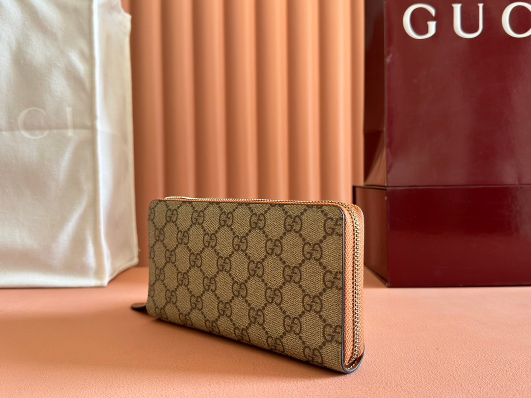 p240. 💋💋💋【Comes with a full set of packaging】The GG Emblem series reinterprets classic patterns with creative design and innovative functions, creating a treasured choice for years to come. This full-zip wallet is crafted from black fabric with a new GG monogram pattern, a new interpretation of the new accessories series. Featuring 12 card compartments and other multifunctional compartments.
Black new GG monogram pattern coated fabric
Black leather trim
Interior: Twelve card compartments, three bill compartments and a zippered coin pocket
Zipper closure
Model: 821207.
19cm (width) x 10.5cm (height) x 2.5cm (thickness)
Weight: about 230 grams
Color: Brown original leather.
Made in Italy - Image 3