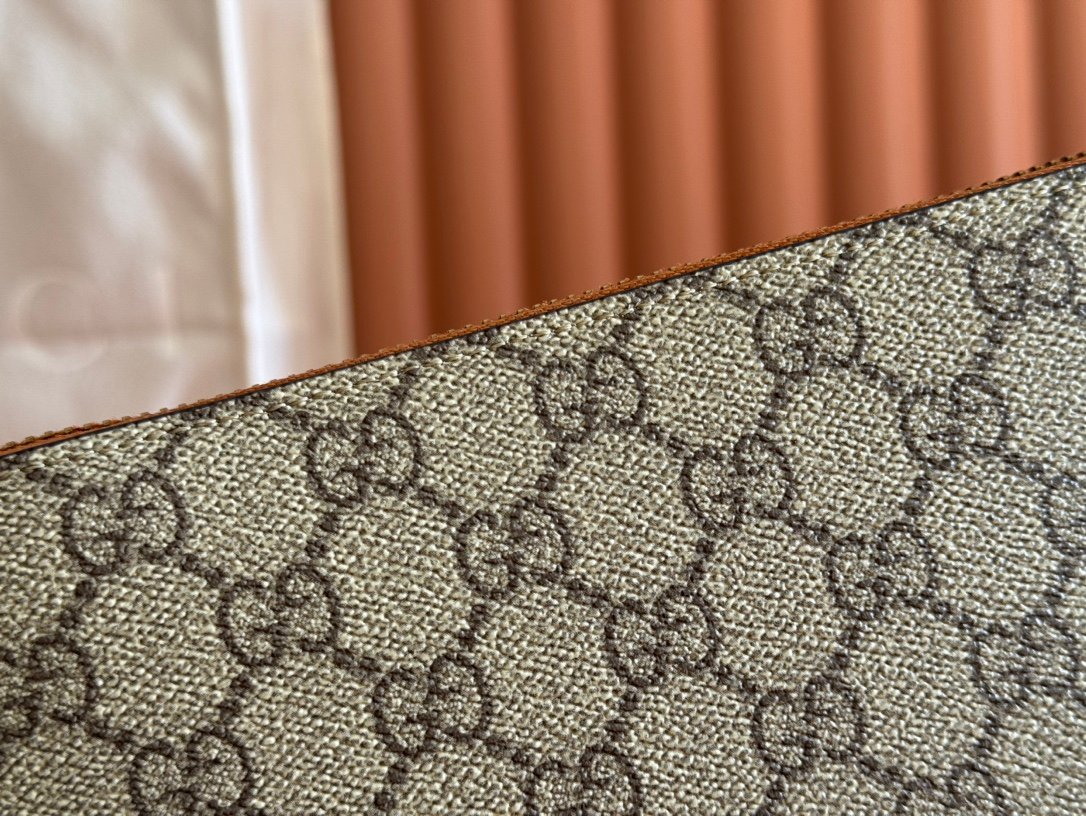 p240. 💋💋💋【Comes with a full set of packaging】The GG Emblem series reinterprets classic patterns with creative design and innovative functions, creating a treasured choice for years to come. This full-zip wallet is crafted from black fabric with a new GG monogram pattern, a new interpretation of the new accessories series. Featuring 12 card compartments and other multifunctional compartments.
Black new GG monogram pattern coated fabric
Black leather trim
Interior: Twelve card compartments, three bill compartments and a zippered coin pocket
Zipper closure
Model: 821207.
19cm (width) x 10.5cm (height) x 2.5cm (thickness)
Weight: about 230 grams
Color: Brown original leather.
Made in Italy - Image 5