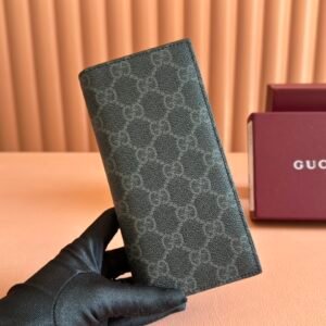 p210. 💋💋💋【Comes with a full set of packaging】The GG Emblem series reinterprets classic patterns with creative design and innovative functions, creating a treasured choice for years to come. This long wallet is crafted from black fabric with the new GG monogram pattern, a new interpretation of the new accessories series. Features multiple card slots and other multifunctional compartments.
Black new GG monogram pattern coated fabric
Blue leather lining
Interior: sixteen card compartments, one zip pocket and three open pockets
Weight: about 148 grams
Model: 821213.
Measures when closed: 10cm (width) x 19cm (h) x 2cm (th); when open: 20.5cm (width) x 19cm (h)
Color: Kejiao Kepi original leather.
Made in Italy