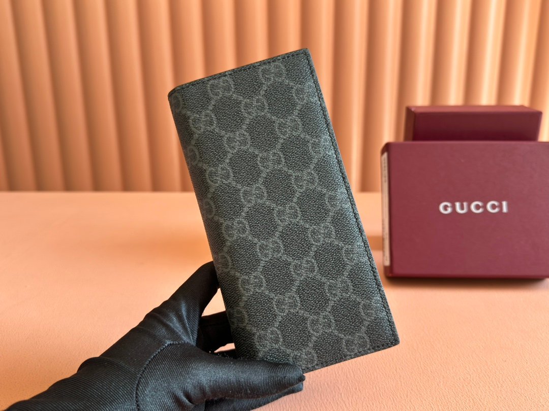 p210. 💋💋💋【Comes with a full set of packaging】The GG Emblem series reinterprets classic patterns with creative design and innovative functions, creating a treasured choice for years to come. This long wallet is crafted from black fabric with the new GG monogram pattern, a new interpretation of the new accessories series. Features multiple card slots and other multifunctional compartments.
Black new GG monogram pattern coated fabric
Blue leather lining
Interior: sixteen card compartments, one zip pocket and three open pockets
Weight: about 148 grams
Model: 821213.
Measures when closed: 10cm (width) x 19cm (h) x 2cm (th); when open: 20.5cm (width) x 19cm (h)
Color: Kejiao Kepi original leather.
Made in Italy