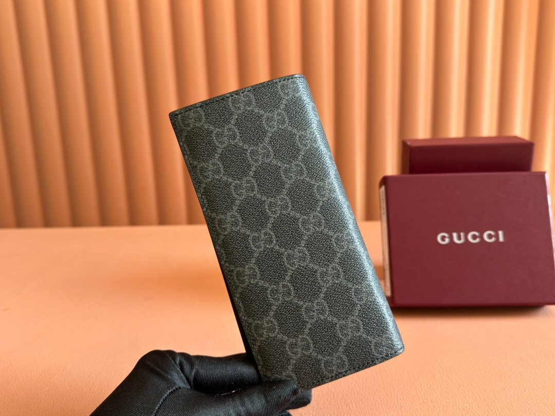 p210. 💋💋💋【Comes with a full set of packaging】The GG Emblem series reinterprets classic patterns with creative design and innovative functions, creating a treasured choice for years to come. This long wallet is crafted from black fabric with the new GG monogram pattern, a new interpretation of the new accessories series. Features multiple card slots and other multifunctional compartments.
Black new GG monogram pattern coated fabric
Blue leather lining
Interior: sixteen card compartments, one zip pocket and three open pockets
Weight: about 148 grams
Model: 821213.
Measures when closed: 10cm (width) x 19cm (h) x 2cm (th); when open: 20.5cm (width) x 19cm (h)
Color: Kejiao Kepi original leather.
Made in Italy - Image 2