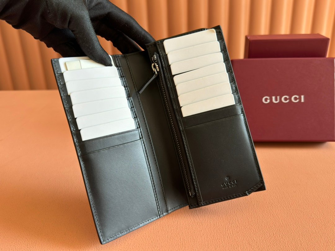 p210. 💋💋💋【Comes with a full set of packaging】The GG Emblem series reinterprets classic patterns with creative design and innovative functions, creating a treasured choice for years to come. This long wallet is crafted from black fabric with the new GG monogram pattern, a new interpretation of the new accessories series. Features multiple card slots and other multifunctional compartments.
Black new GG monogram pattern coated fabric
Blue leather lining
Interior: sixteen card compartments, one zip pocket and three open pockets
Weight: about 148 grams
Model: 821213.
Measures when closed: 10cm (width) x 19cm (h) x 2cm (th); when open: 20.5cm (width) x 19cm (h)
Color: Kejiao Kepi original leather.
Made in Italy - Image 3