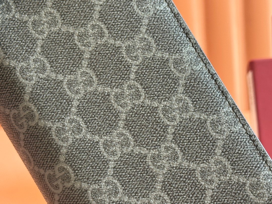 p210. 💋💋💋【Comes with a full set of packaging】The GG Emblem series reinterprets classic patterns with creative design and innovative functions, creating a treasured choice for years to come. This long wallet is crafted from black fabric with the new GG monogram pattern, a new interpretation of the new accessories series. Features multiple card slots and other multifunctional compartments.
Black new GG monogram pattern coated fabric
Blue leather lining
Interior: sixteen card compartments, one zip pocket and three open pockets
Weight: about 148 grams
Model: 821213.
Measures when closed: 10cm (width) x 19cm (h) x 2cm (th); when open: 20.5cm (width) x 19cm (h)
Color: Kejiao Kepi original leather.
Made in Italy - Image 4