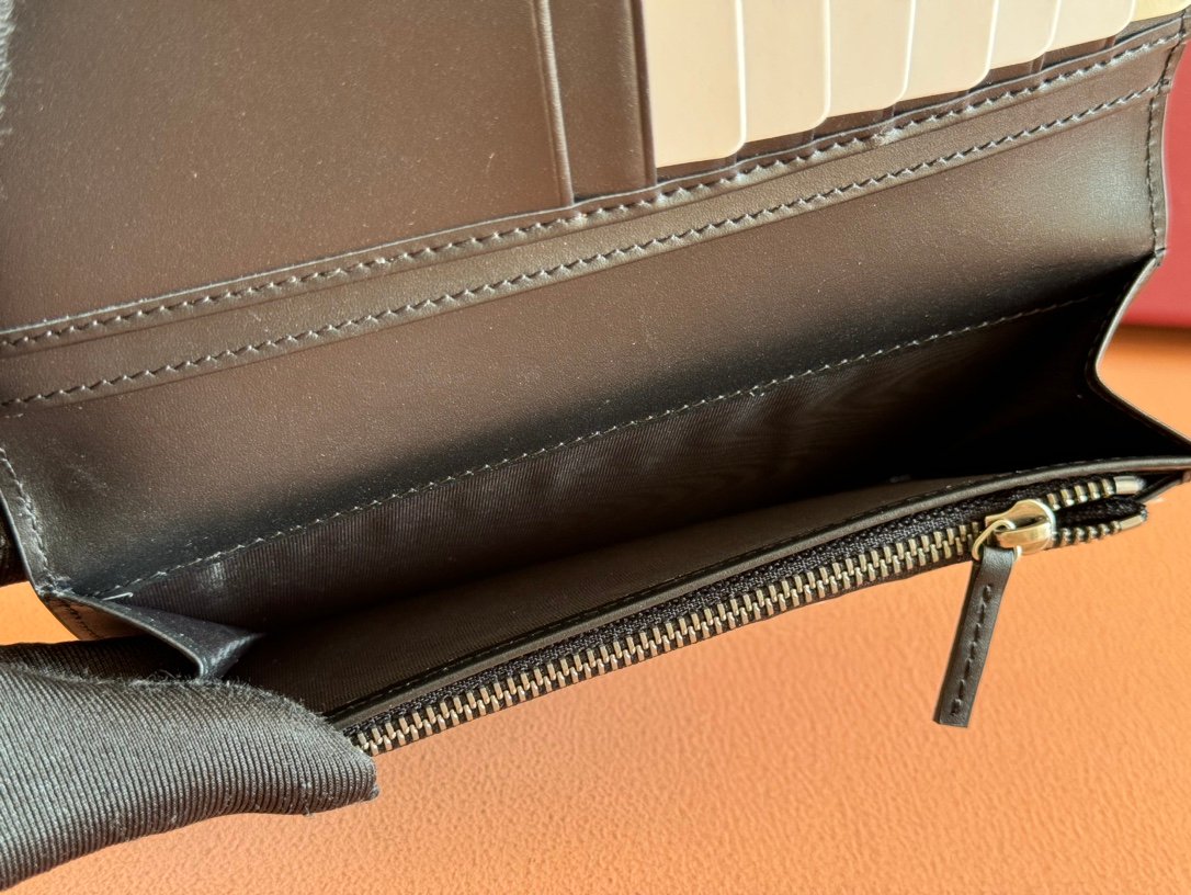 p210. 💋💋💋【Comes with a full set of packaging】The GG Emblem series reinterprets classic patterns with creative design and innovative functions, creating a treasured choice for years to come. This long wallet is crafted from black fabric with the new GG monogram pattern, a new interpretation of the new accessories series. Features multiple card slots and other multifunctional compartments.
Black new GG monogram pattern coated fabric
Blue leather lining
Interior: sixteen card compartments, one zip pocket and three open pockets
Weight: about 148 grams
Model: 821213.
Measures when closed: 10cm (width) x 19cm (h) x 2cm (th); when open: 20.5cm (width) x 19cm (h)
Color: Kejiao Kepi original leather.
Made in Italy - Image 5