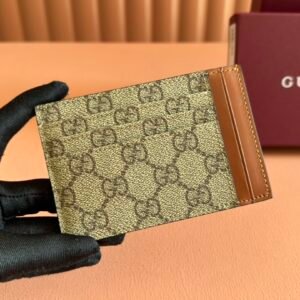 p150💋💋💋[Combined with a full set of packaging] The GG Emblem series reinterprets classic patterns with creative design and innovative functions, creating a treasured choice for years to come. Crafted from the new GG monogram fabric in beige and dark brown, this card holder is a new interpretation of the new accessories collection. Featuring ten card compartments and a multifunctional open pocket.
New GG monogram coated fabric in beige and dark brown
Brown leather trim
1 open pocket, 10 card compartments
Weight: about 52 grams
Model: 821208.
12cm (width) x 8cm (height)
Color: Brown original PVC leather.
Made in Italy