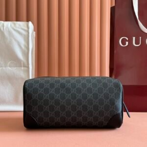 p390. 💋💋💋【Comes with a full set of packaging】The new GG Emblem series reinterprets the brand's timeless elegance and exquisite craftsmanship. Crafted from new beige and dark brown GG monogram coated fabric, this amenity bag features an interior pocket and convenient side handles.
New GG monogram coated fabric in beige and dark brown
Brown leather trim
Nylon lining
Interior: 1 zipper pocket
Side handle height: 5.5 cm
Zipper closure
Model: 821163.
Dimensions: 28cm (width) x 14cm (height) x 14cm (depth)
Weight: about 0.44kg
Color: Black original PVC leather.
Made in Italy