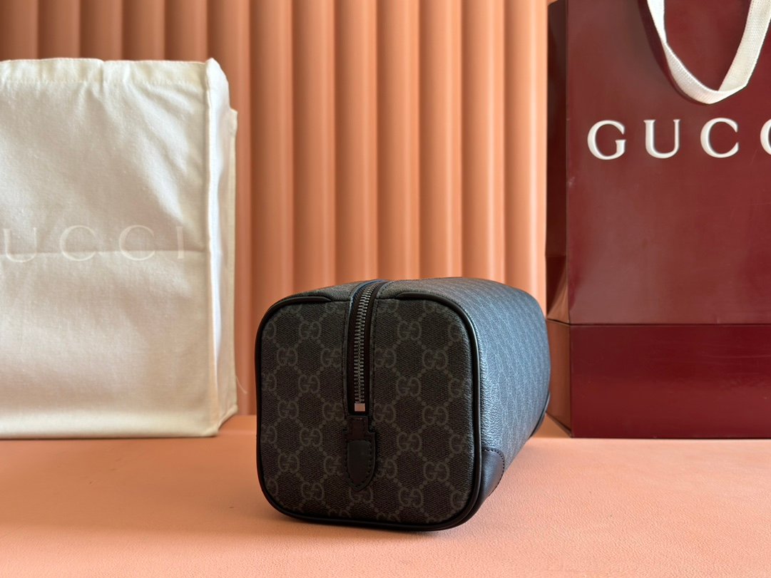 p390. 💋💋💋【Comes with a full set of packaging】The new GG Emblem series reinterprets the brand's timeless elegance and exquisite craftsmanship. Crafted from new beige and dark brown GG monogram coated fabric, this amenity bag features an interior pocket and convenient side handles.
New GG monogram coated fabric in beige and dark brown
Brown leather trim
Nylon lining
Interior: 1 zipper pocket
Side handle height: 5.5 cm
Zipper closure
Model: 821163.
Dimensions: 28cm (width) x 14cm (height) x 14cm (depth)
Weight: about 0.44kg
Color: Black original PVC leather.
Made in Italy - Image 3
