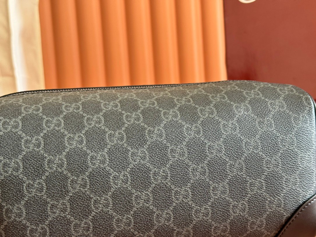 p390. 💋💋💋【Comes with a full set of packaging】The new GG Emblem series reinterprets the brand's timeless elegance and exquisite craftsmanship. Crafted from new beige and dark brown GG monogram coated fabric, this amenity bag features an interior pocket and convenient side handles.
New GG monogram coated fabric in beige and dark brown
Brown leather trim
Nylon lining
Interior: 1 zipper pocket
Side handle height: 5.5 cm
Zipper closure
Model: 821163.
Dimensions: 28cm (width) x 14cm (height) x 14cm (depth)
Weight: about 0.44kg
Color: Black original PVC leather.
Made in Italy - Image 5