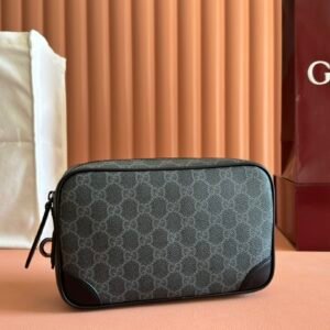 p400. 💋💋💋【Comes with a full set of packaging】The new GG Emblem series reinterprets the brand's timeless elegance and exquisite craftsmanship. This toiletry bag is crafted from new brown coated fabric with GG monogram pattern. It has an open pocket and an external D-ring for hanging other accessories.
Brown new GG monogram coated fabric
Brown leather trim
Nylon lining
Interior: One open pocket
External: 1 D-ring
Zipper closure
Model: 821164.
Dimensions: 23.5cm (width) x 15cm (height) x 6cm (depth)
Weight: about 0.3kg
Color: Black original PVC leather.
Made in Italy