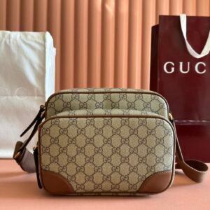 p540. 💋💋💋[Combined with complete packaging] The new GG Emblem series of men's travel items reinterpret the brand's timeless elegance and exquisite craftsmanship. Crafted from new beige and black GG monogram coated fabric, this crossbody bag features an interior zip pocket and an external D-ring for hanging accessories.
New GG monogram coated fabric in beige and black
Black leather trim
Cotton lining
Interior: 1 zipper pocket
External: 1 front zipper and 1 D-ring
Canvas shoulder strap height 56 cm; strap length adjustable from 83 cm to 142 cm
Zipper closure
Model: 821160.
Dimensions: 23.5cm (width) x 18cm (height) x 8cm (depth)
Weight: about 0.67 grams
Color: original pvc leather.
Made in Italy