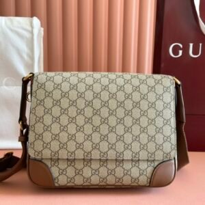 p540. 💋💋💋【With complete packaging】The new GG Emblem series of men’s travel items reinterpret the brand’s timeless elegance and exquisite craftsmanship. This cross-body bag is crafted from new brown GG monogram coated fabric and features an interior zip pocket and adjustable shoulder strap.
Brown new GG monogram coated fabric
Brown leather trim
Cotton lining
Interior: 1 zipper pocket
Adjustable canvas shoulder strap (57cm height); length adjustable from 80cm to 136cm
Flip closure
Model: 821154.
Dimensions: 29cm (width) x 23cm (height) x 7.5cm (depth)
Weight: about 0.85kg
Color: Brown original PVC leather.
Made in Italy