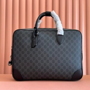 p710. 💋💋💋【Equipped with gift bag】The new GG Emblem series of men’s travel items reinterpret the brand’s timeless elegance and exquisite craftsmanship. Crafted from new black coated fabric with GG monogram, this bag has multiple functional compartments and a D-ring for hanging.
Black new GG monogram pattern coated fabric
Black leather trim
Cotton lining
Interior: One padded laptop compartment
External: 1 lock and keychain, 1 leather open pocket and 1 D-ring
Handle: 10 cm high
Removable canvas shoulder strap (60cm height); length adjustable from 90cm to 140cm
Zipper closure
Model: 821149.
Dimensions: 40cm (width) x 30cm (height) x 6cm (depth)
Weight: about 1.4kg
Color: Kepik collagen factory leather.
Made in Italy