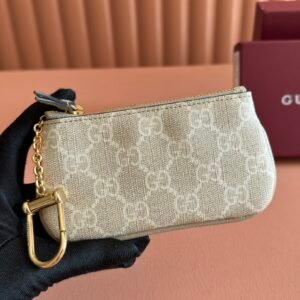 p180💋💋💋【Full set of packaging】GG Emblem series decorative bag with card holder
The GG Emblem series reinterprets classic patterns with creative design and innovative functions, creating a collection that will be treasured for years to come. This beige and dark brown card holder reinterprets the brand's new small accessories series and is made of the new GG monogram canvas. The multi-compartment design is convenient and practical, and the brown leather wrist strap adds texture.
Model: 819113.
Dimensions: 12(length) x 7.5(width)
Color: Original oatmeal leather.
Made in Italy