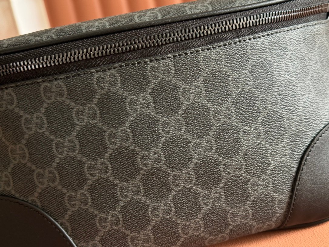 p440💋💋💋【With complete packaging】The new GG Emblem series of men’s travel items reinterpret the brand’s timeless elegance and exquisite craftsmanship. Crafted from new beige and dark brown GG monogram coated fabric, this belt bag features open pockets and an external D-ring for hanging accessories.
New GG monogram coated fabric in beige and dark brown
Brown leather trim
Cotton lining
External: 1 leather open pocket and 1 D-ring
Adjustable canvas shoulder strap with snap button; adjustable from 90cm to 135cm
Zipper closure
Model: 821162.
Dimensions: 28cm (width) x 17cm (height) x 6cm (depth)
Weight: about 0.4kg
Color: Black original PVC leather.
Made in Italy - Image 5