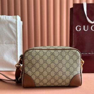 p520. 💋💋💋【With complete packaging】The new GG Emblem series of men’s travel items reinterpret the brand’s timeless elegance and exquisite craftsmanship. This crossbody bag is crafted from new black GG monogram coated fabric and comes with a detachable handle.
Black new GG monogram pattern coated fabric
Black leather trim
Cotton lining
Interior: 1 zipper pocket
External: 1 leather open pocket
Detachable handle height: 20 cm
Removable canvas shoulder strap (55cm height); length adjustable from 95cm to 140cm
Zipper closure
Model: 821155.
Dimensions: 23cm (width) x 16.5cm (height) x 8cm (depth)
Color: PVC brown original factory.
Weight: about 0.58kg
Made in Italy