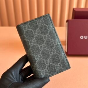 p180. 💋💋💋【Comes with a full set of packaging】The GG Emblem series reinterprets classic patterns with creative design and innovative functions, creating a treasured choice for years to come. Crafted from black fabric with a new GG monogram pattern, this bi-fold wallet is a new interpretation of the new accessories collection. Features multiple card slots and other multifunctional compartments.
Black new GG monogram pattern coated fabric
Blue leather lining
Interior: 8 card compartments, 2 hidden compartments and 1 external card slot
Weight: about 0.085 kg
Model: 821209
Dimensions when open: 15cm (width) x 12cm (h)
Dimensions when closed: 7.5cm (width) x 12cm (h)
Color: Glue and leather black
Made in Italy