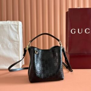 p570. 💋💋💋Original leather with complete packaging [New product] GG Emblem series reinterprets the brand's timeless elegance and exquisite craftsmanship. Lined in webbed cotton, this bucket bag features an internal compartment for added functionality.
Black GG printed embossed leather
light gold tone accessories
Black cotton and linen-blend lining
Top handle with hook closure (height: 14 cm)
Also comes with D-rings for hanging removable items
Interior: two compartments and a central snap compartment
Removable and adjustable leather shoulder strap (height: 52cm - 57.5cm; length: 107cm - 114cm)
Magnetic snap closure
Model: 815118.
Dimensions: 19cm (width) x 18cm (height) x 11cm (depth)
Weight: about 0.45kg
Color: Black embossed original leather.
Made in Italy