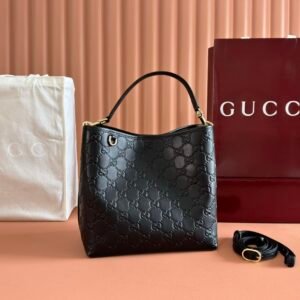 p660. 💋💋💋Original leather with complete packaging [New product] GG Emblem series reinterprets the brand's timeless elegance and exquisite craftsmanship. Lined in webbed cotton, this bucket bag features an internal compartment for added functionality.
Black GG printed embossed leather
light gold tone accessories
Black cotton and linen-blend lining
Top handle with hook closure (height: 18 cm)
Also comes with D-rings for hanging removable items
Interior: two compartments and a central snap compartment
Removable and adjustable leather shoulder strap (height: 54cm - 60cm; length: 105cm - 115cm)
Magnetic snap closure
Weight: approx. 700 grams.
Model: 815103.
Dimensions: 25cm (width) x 25cm (height) x 15.5cm (depth)
Color: Black embossed original leather.
Made in Italy