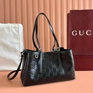 p700. 💋💋💋Original leather with complete packaging [New product] GG Emblem series reinterprets the brand's timeless elegance and exquisite craftsmanship. Crafted in light pink, this small tote bag features adjustable handles with eyelets for an elegant look inspired by the equestrian world.
Black embossed GG Monogram coated fabric
Black leather trim
light gold tone accessories
Webbing cotton lining
Also comes with D-rings for hanging removable items
Adjustable handle with numbered eyelets; height 18cm - 28cm
Interior: 2 compartments and 1 central zipped compartment
Adjustable leather shoulder strap (height 51.5cm - 57cm); length adjustable between 104cm and 114cm
Magnetic snap closure
Model: 815214.
Dimensions: 30cm (width) x 18cm (height) x 11cm (depth)
Weight: about 0.8kg
Color: black pressed original leather.
Made in Italy