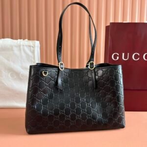 p740. 💋💋💋Full set of original leather configuration [New Product] The new GG Emblem series reinterprets the brand's timeless elegance and exquisite craftsmanship. Inspired by the equestrian world, this tote bag features an adjustable top handle with numbered eyelets.
Black embossed leather
Black microfiber lining
The bag pictured is sold separately and does not come with the bag charm.
Also comes with D-rings for hanging removable items
Adjustable handle with numbered eyelets; height 21.5cm - 31.5cm
Interior: 2 compartments and 1 central zipped compartment
Magnetic snap closure
Model: 815213.
Dimensions: 38cm (width) x 25cm (height) x 15cm (depth)
Weight: about 0.85kg
Color: Black embossed original leather.
Made in Italy