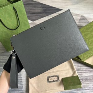 p300. [With full set of green packaging]‼ ️ The Marmont series clutch bags continue to update the color matching and add more refined tones. In new colors and combinations, the brand uses a modern perspective to reinterpret the classic Marmont series. This clutch is crafted from gray leather with branded hardware in palladium. Gray leather, palladium-tone hardware
Detachable leather wrist strap, six card compartments, one open pocket
Zipper closure.
Model: 475317.
Dimensions: 30.5 (width) x 21 (height) x 1.5cm (depth)
Color: gray leather gray G.