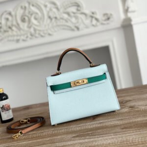 P780 exclusive background factory shooting
Kelly second generation mini
Color: haze blue imperial green golden brown
Imported epsom leather, gold buckle
Semi-finished hand-stitched wax thread
Size: 19cm