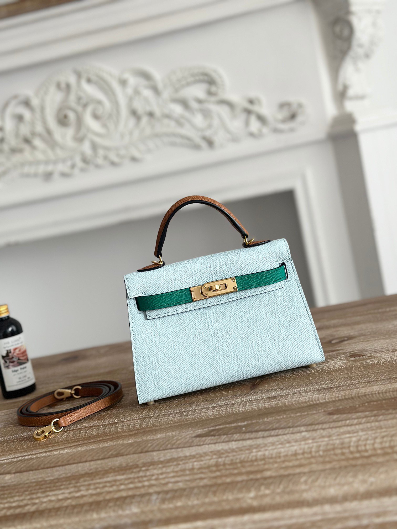P780 exclusive background factory shooting
Kelly second generation mini
Color: haze blue imperial green golden brown
Imported epsom leather, gold buckle
Semi-finished hand-stitched wax thread
Size: 19cm