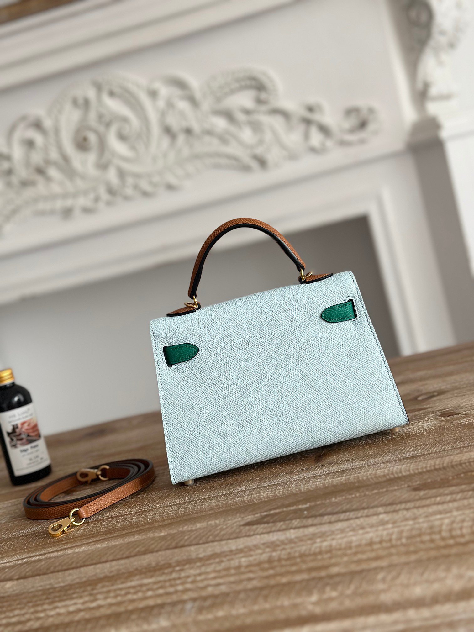 P780 exclusive background factory shooting
Kelly second generation mini
Color: haze blue imperial green golden brown
Imported epsom leather, gold buckle
Semi-finished hand-stitched wax thread
Size: 19cm - Image 2