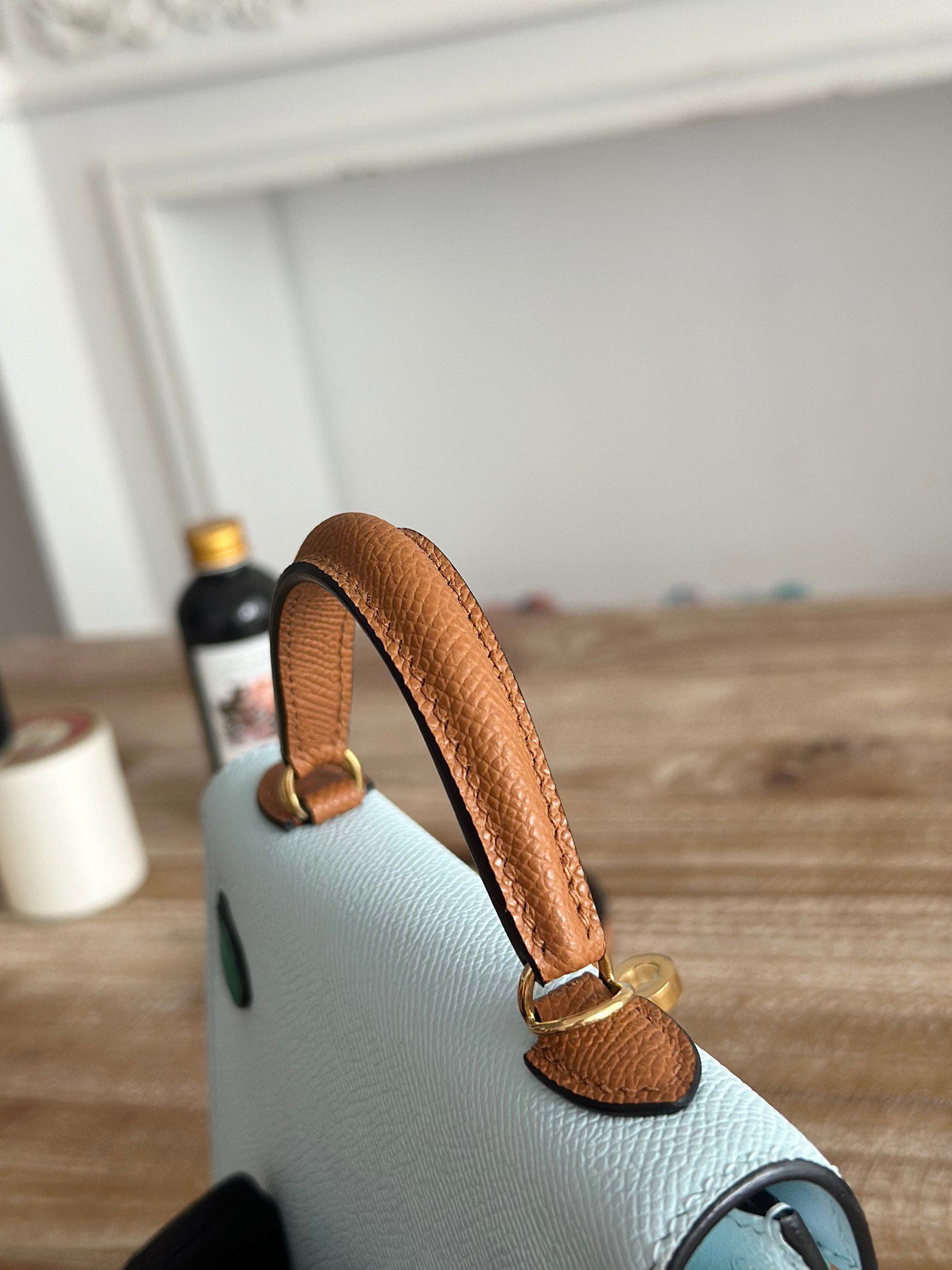 P780 exclusive background factory shooting
Kelly second generation mini
Color: haze blue imperial green golden brown
Imported epsom leather, gold buckle
Semi-finished hand-stitched wax thread
Size: 19cm - Image 4