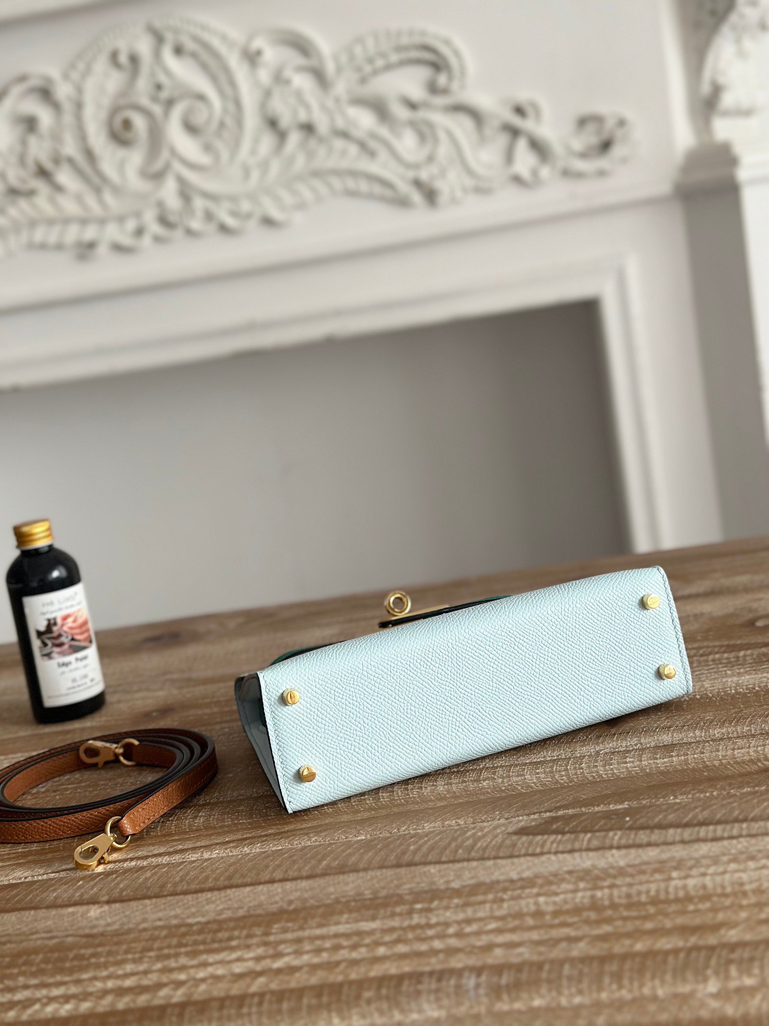 P780 exclusive background factory shooting
Kelly second generation mini
Color: haze blue imperial green golden brown
Imported epsom leather, gold buckle
Semi-finished hand-stitched wax thread
Size: 19cm - Image 5