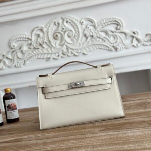 P650 exclusive background factory shooting, source of goods
Commonly known as kelly Kelly mini handbag
hermes kelly mini pouchette
The most classic leather imported epsom leather
Semi-handmade, beeswax stitched swift leather
Color: milkshake white, silver buckle
Size: 22cm